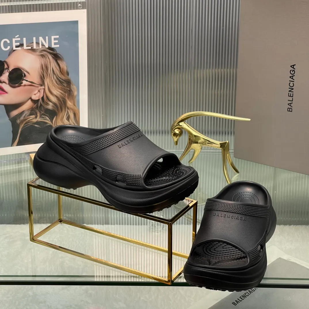 👟👟Ex-factory price 380👟👟 35-41 ‍🔥 ‍🔥 ‍🔥Balenciaga’s latest hole-in-the-wall slippers are now available! 🎉🎉🎉A sandal that is popular on Instagram, 🎊🎊🎊 and all major platforms of Xiaohongshu! Made of high-tech materials and molded in one piece, it is lightweight, wear-resistant, and waterproof! ✨✨✨ The heel height is 6CM. The colors are being added one after another to meet your various color combinations and different needs. A very cost-effective product!